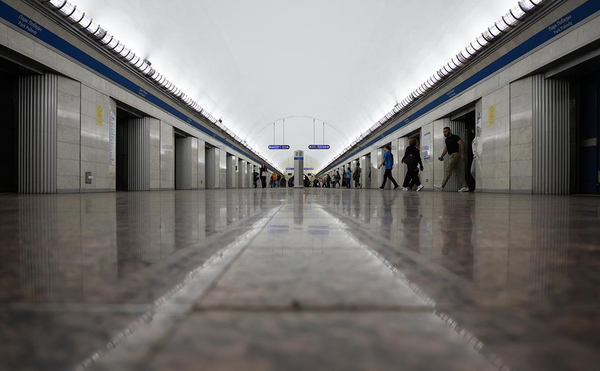 В Смольном сочли законным появление нацистских шевронов на полу в метро