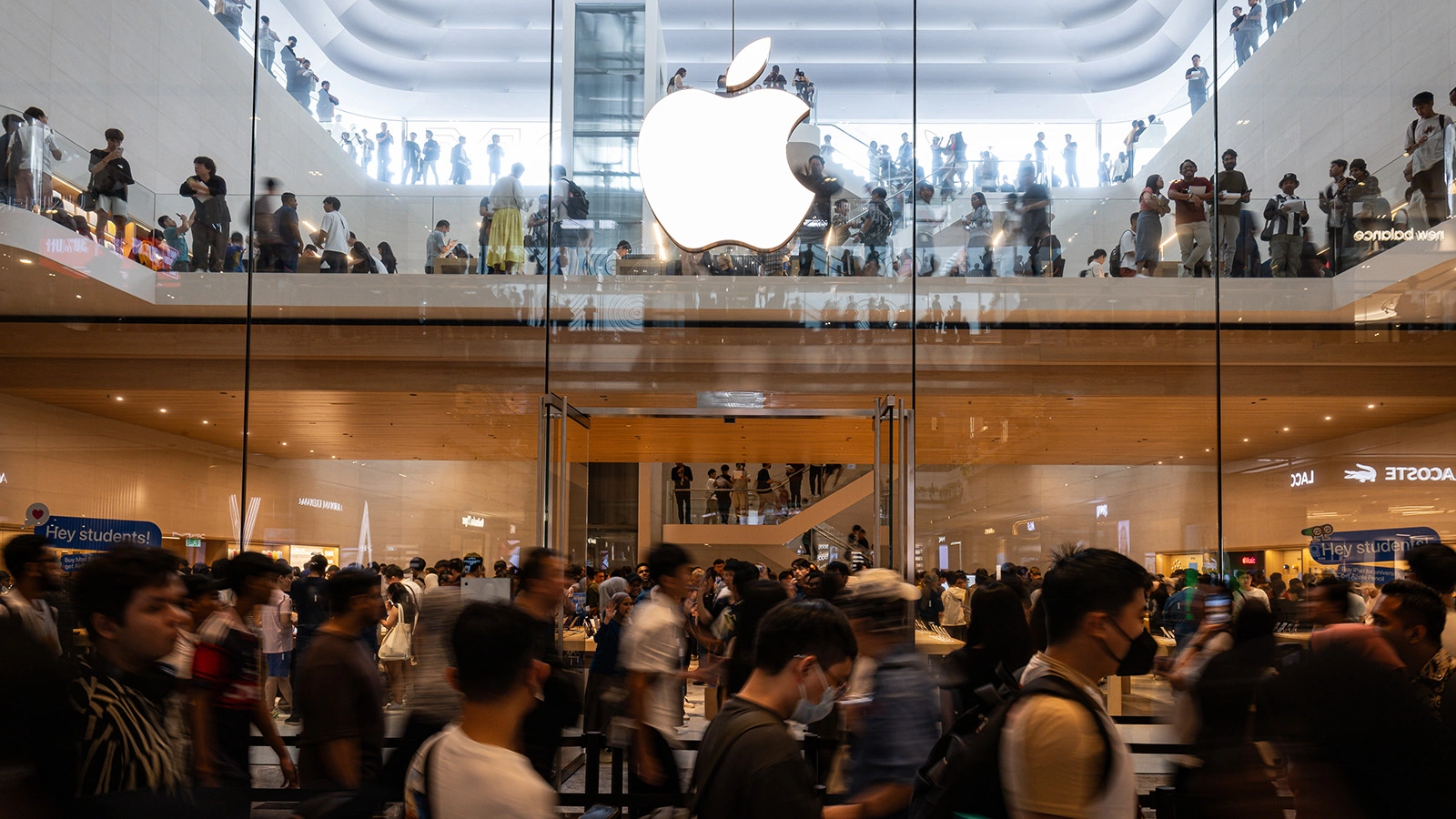 Apple будет записывать разговоры сотрудников и клиентов в Apple Store