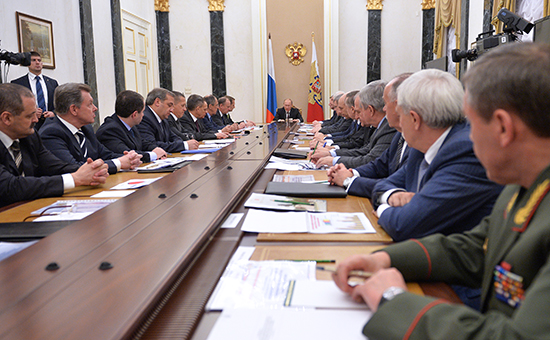 Президент РФ Владимир Путин (в центре на&nbsp;дальнем плане) во&nbsp;время заседания Совета безопасности РФ в&nbsp;Кремле. Архивное фото