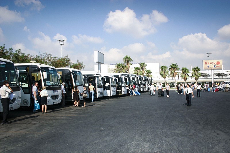 Низкая маржинальность турбизнесаТуристические операторы, балансирующие на минимальной доходности (рентабельность по чистой прибыли во многих случаях менее 1,5—3%), не в состоянии «остановить раскрученную машину сезонной чартерной программы с выкупленными бортами и номерами в отелях», объясняет гендиректор более успешной «Карлсон Туризм» Игорь Древин. Операторы демпингуют для завоевания большей доли рынка, и любые проблемы в экономике страны превращают их бизнес в пирамиду.