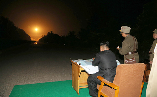 Лидер КНДР Ким Чен Ын наблюдает за пуском ракеты


