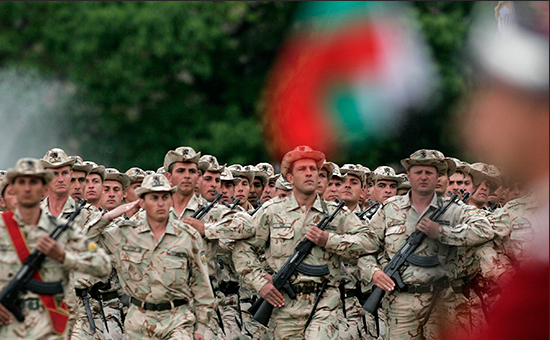 Болгарские военнослужащие во&nbsp;время парада
