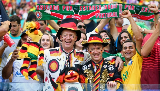 Немецкие и португальские фанаты на стадионе Фонте-Нова во время матча в Группе G Германия - Португалия. 16 июня, Сальвадор, Бразилия.  © gettyimages.com