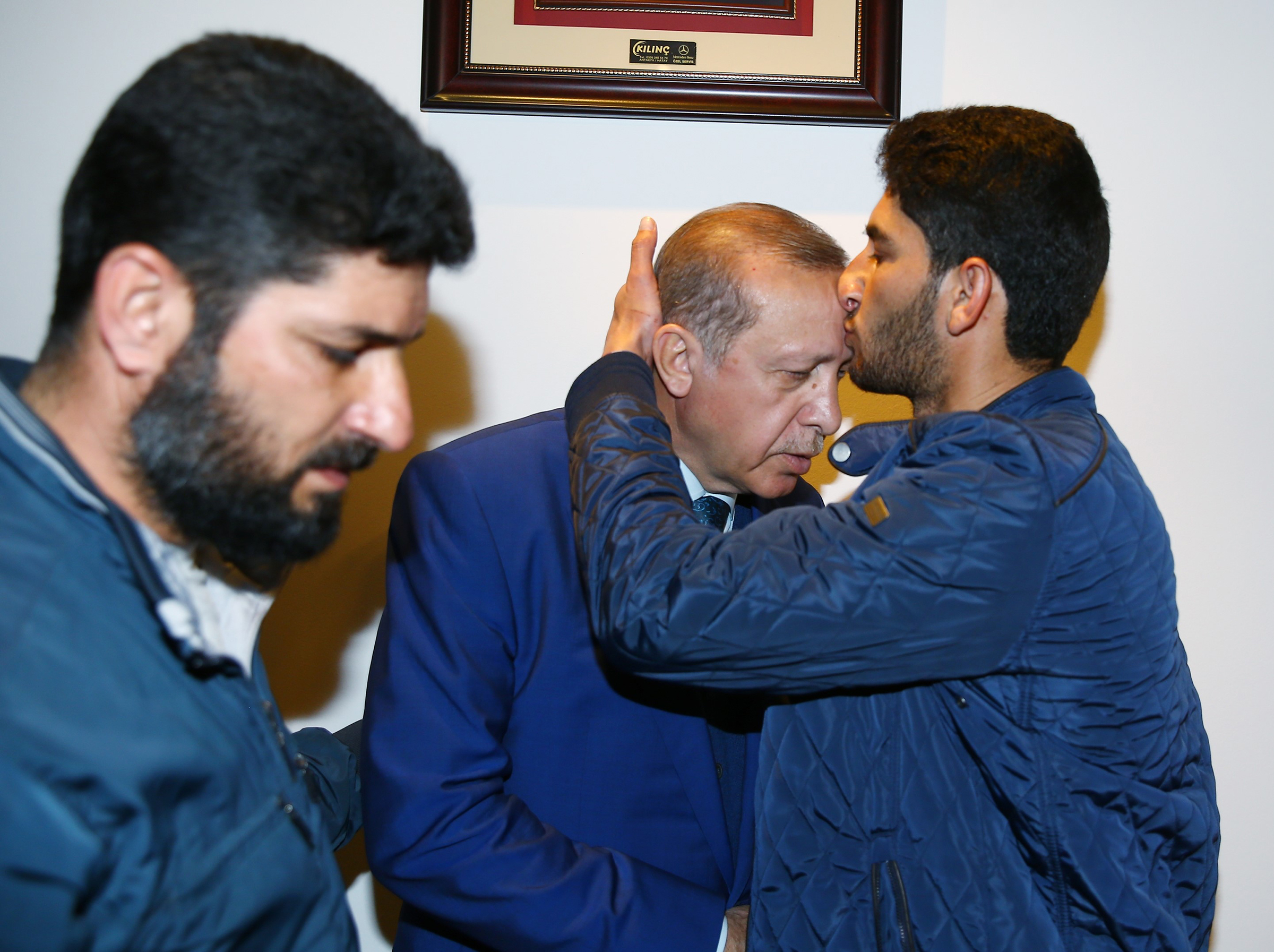 Президент Турции Реждеп Тайип Эрдоган (в центре) и Абдель Хамид Альюсеф, сириец, потерявший жену, детей и 13 других членов семьи во время химической атаки в Идлибе. Хатай, Турция. ​
