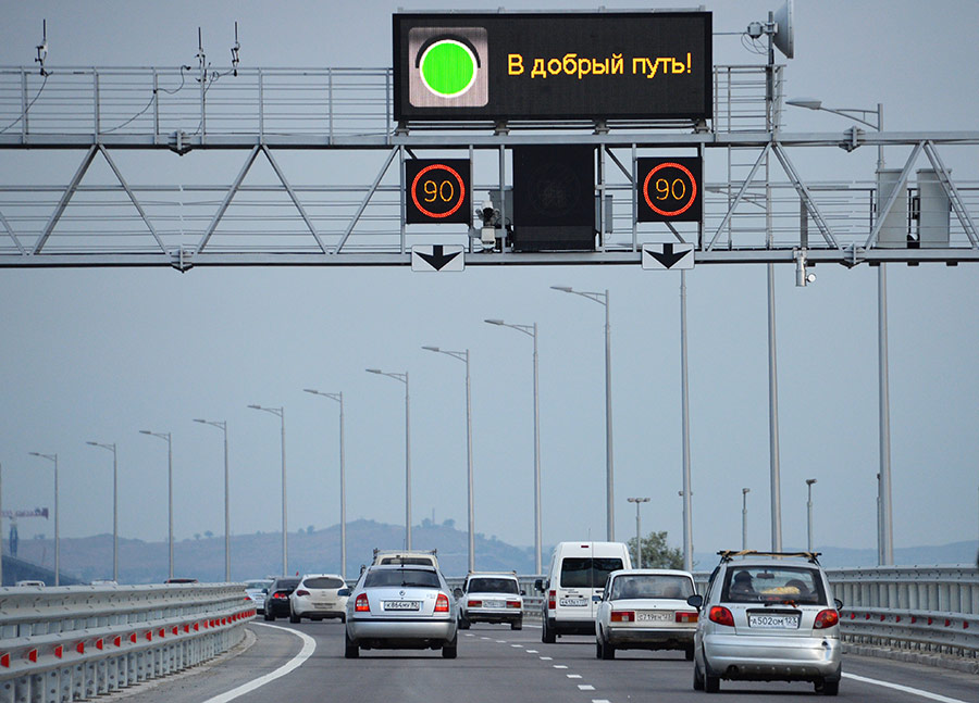 Пока по мосту могут передвигаться легковые автомашины, автобусы и строительная техника. Открытие грузового движения запланировано на октябрь 2018 года. Железнодорожное сообщение, как ожидается, откроют через год.