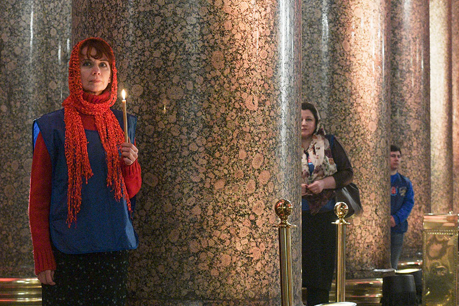 Прихожане во время праздничного пасхального богослужения в Казанском соборе Санкт-Петербурга

