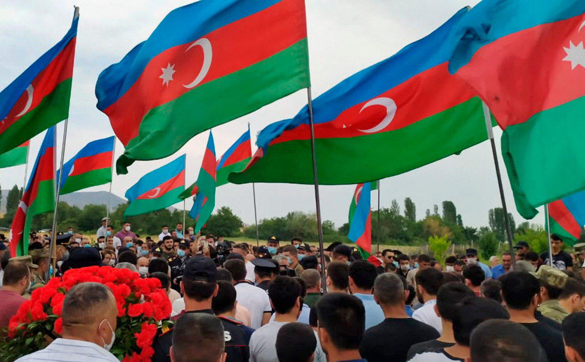 Похороны военнослужащих азербайджанской армии, погибших 12 июня в результате событий на азербайджано-армянской границе