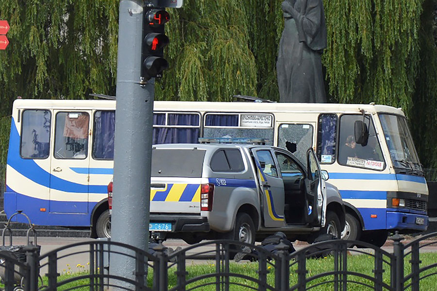 Неизвестный мужчина захватил пассажирский автобус утром 21 июля в городе Луцк Волынской области