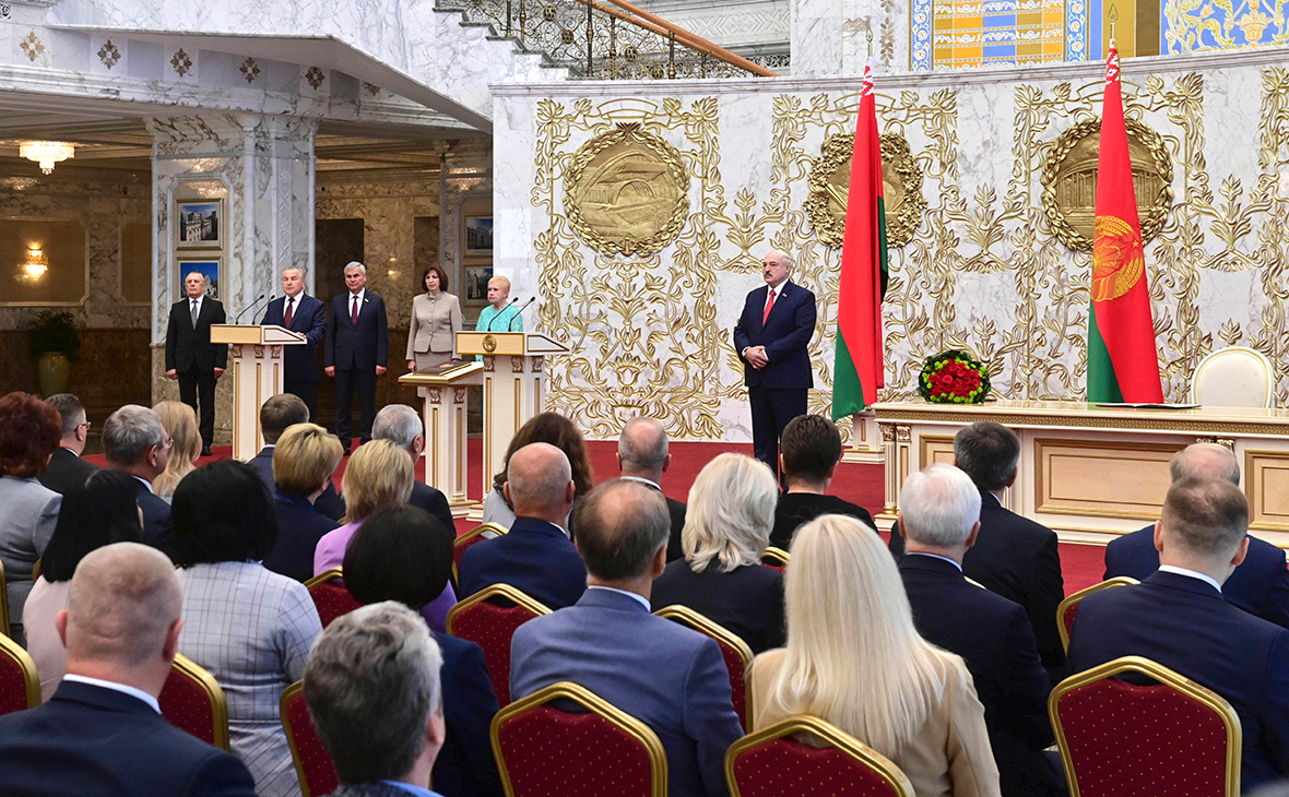 Александр Лукашенко во время вступления в должность президента Белоруссии во Дворце независимости