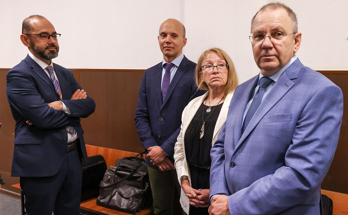 Адвокаты Максим Дятлов (в центре) и Андрей Гришаев (справа) на суде по делу о ликвидации агентства &laquo;Сохнут&raquo;