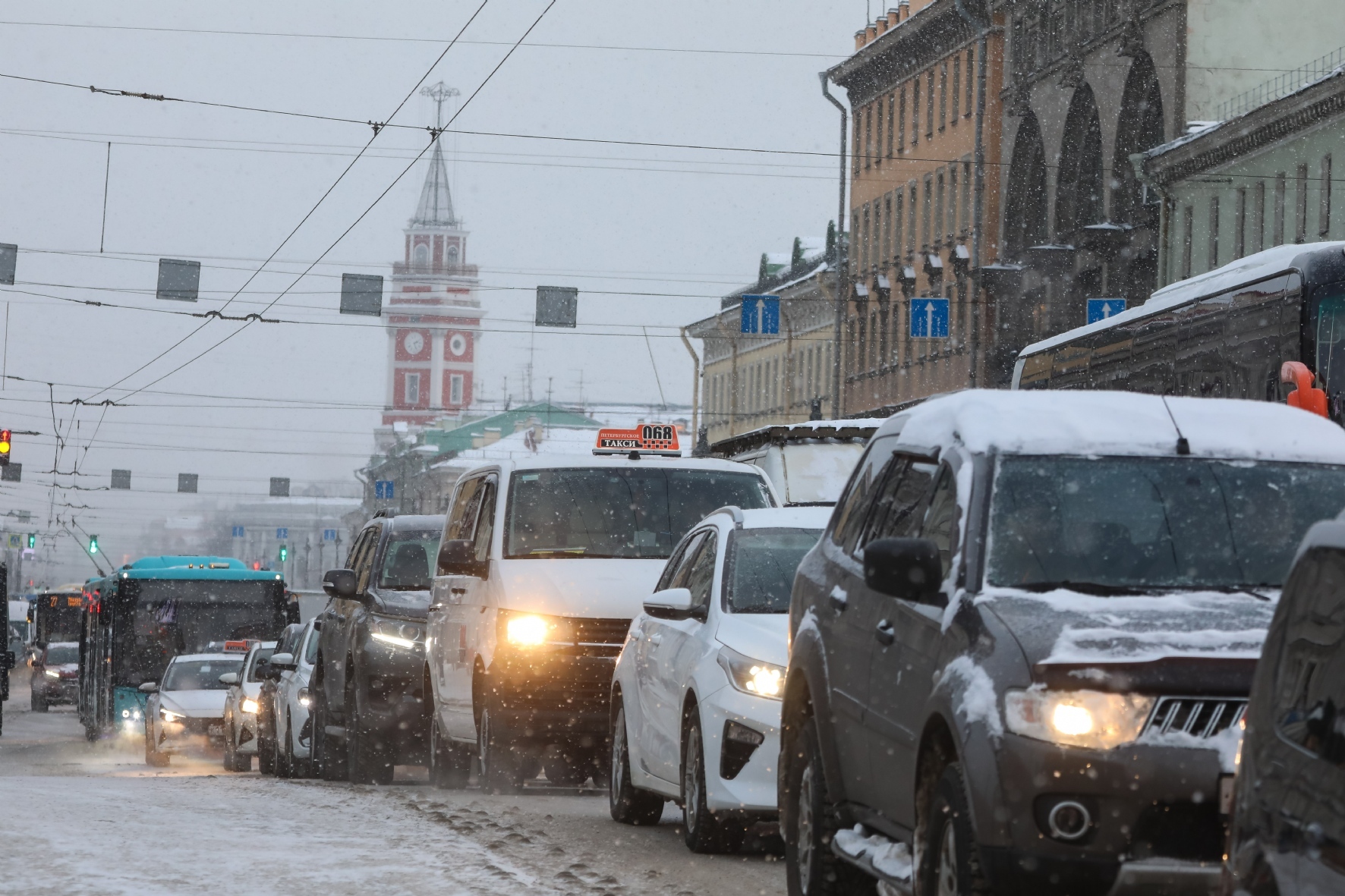 Стоим неподвижно»: петербургские улицы сковали аномальные пробки — РБК