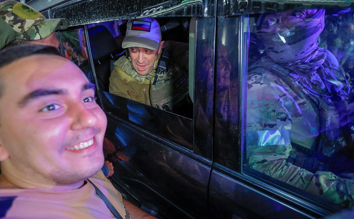 Евгений Пригожин покидает штаб Южного военного округа во время&nbsp;вывода группировки из Ростова-на-Дону