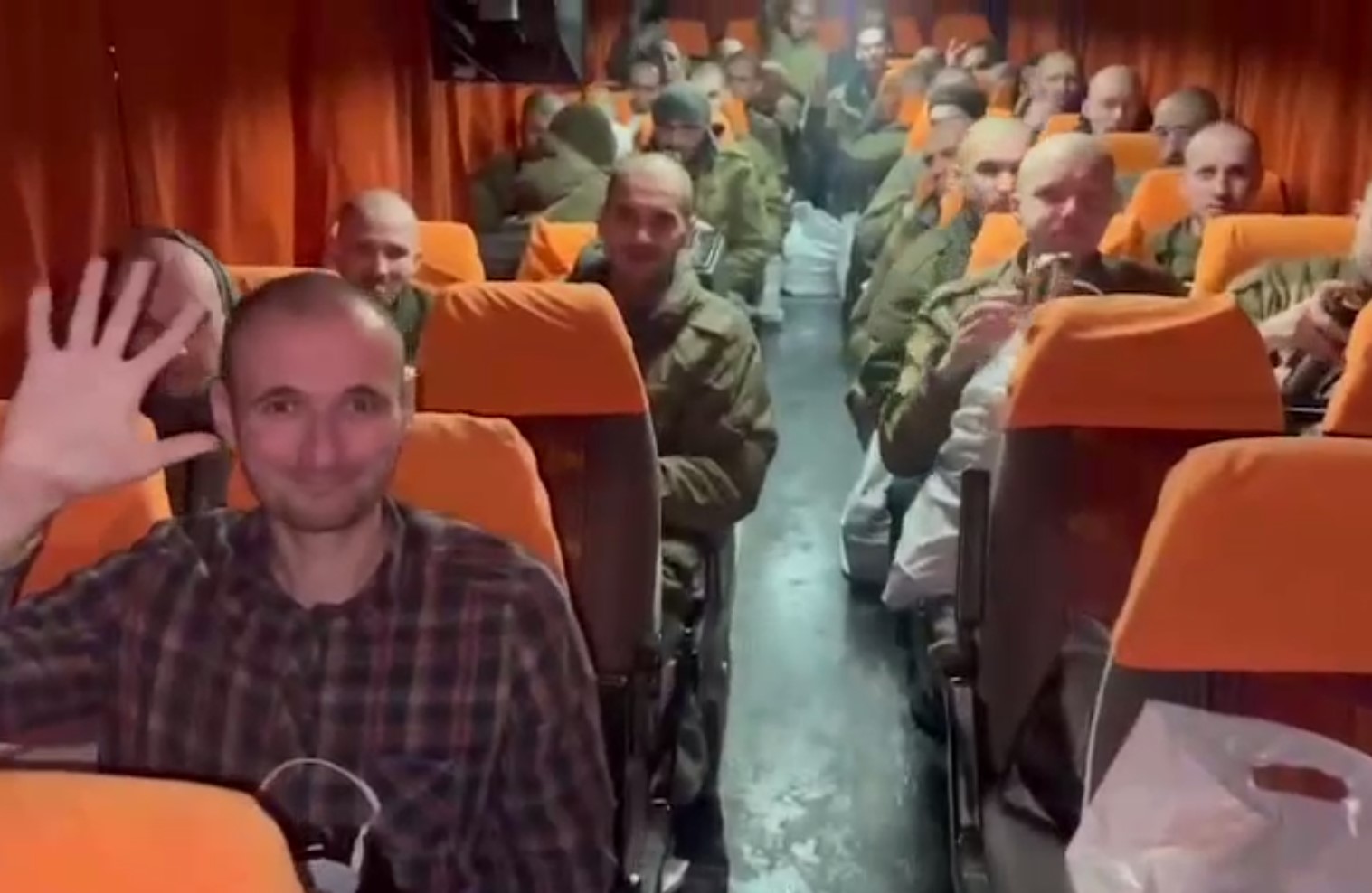 Освобожденные из украинского плена военные.