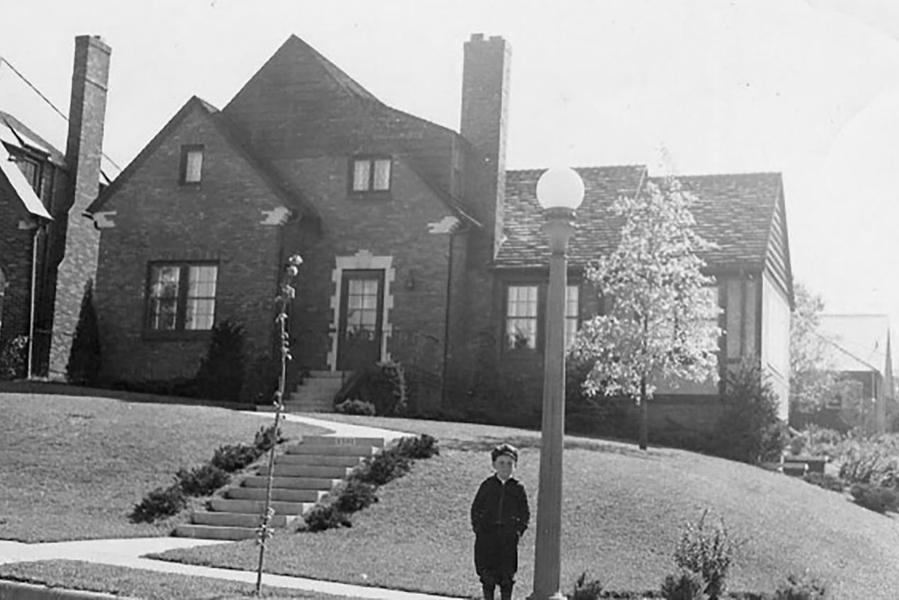 Молодой Уоррен Баффетт около своего дома в Омахе