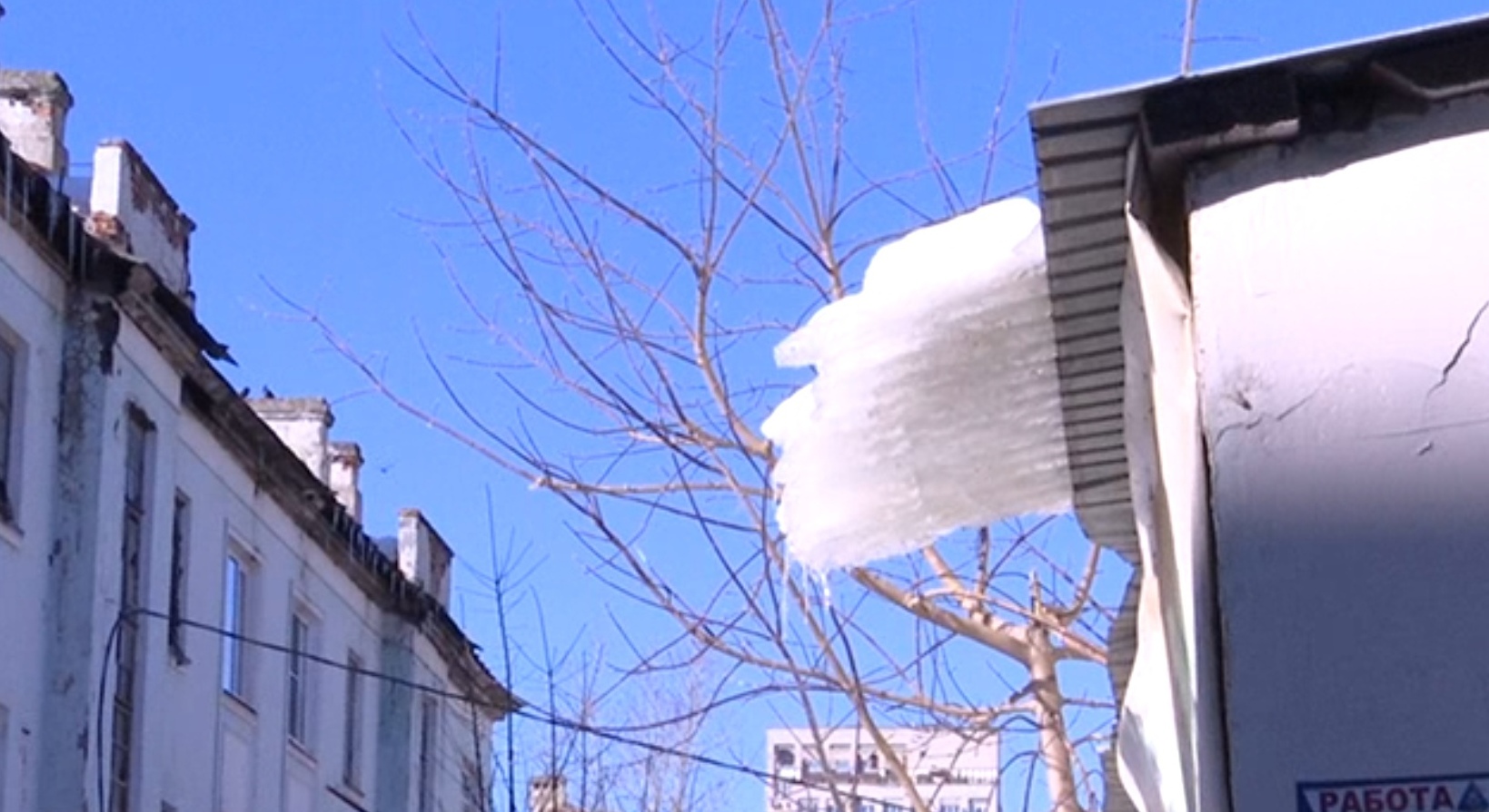 За неделю в Перми выявили более 200 домов с неочищенными от снега крышами