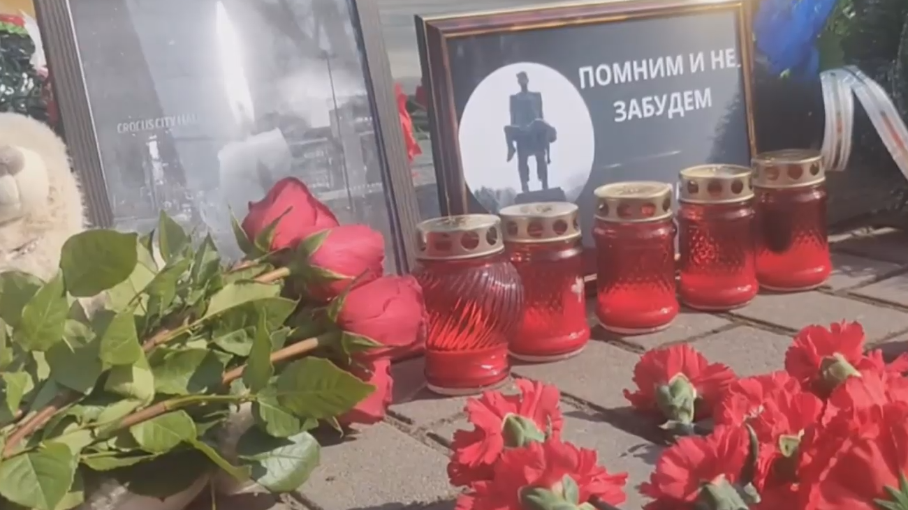 Цветы и свечи: день траура по жертвам теракта. Видео