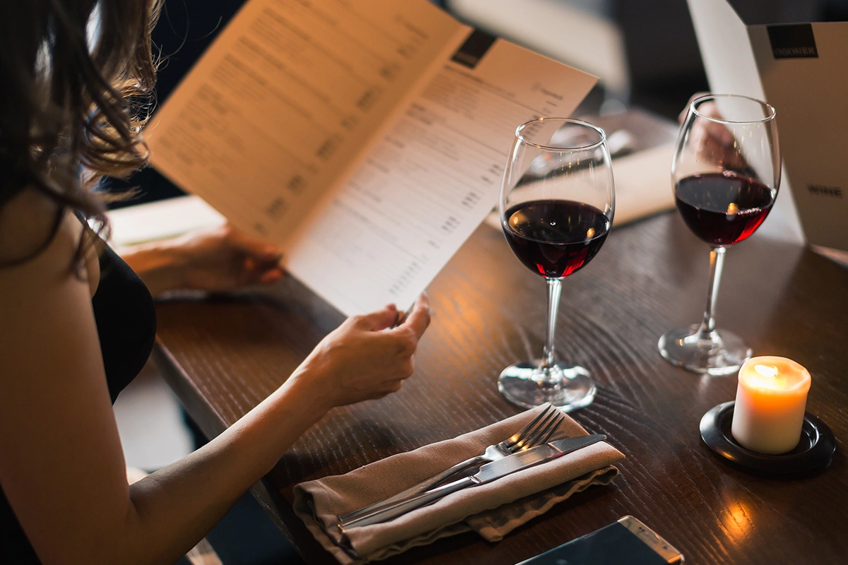 Нью-Йорк, Лондон и Сингапур возглавили глобальный рейтинг городов 2025 года по наличию премиальных вин в винных картах ресторанов