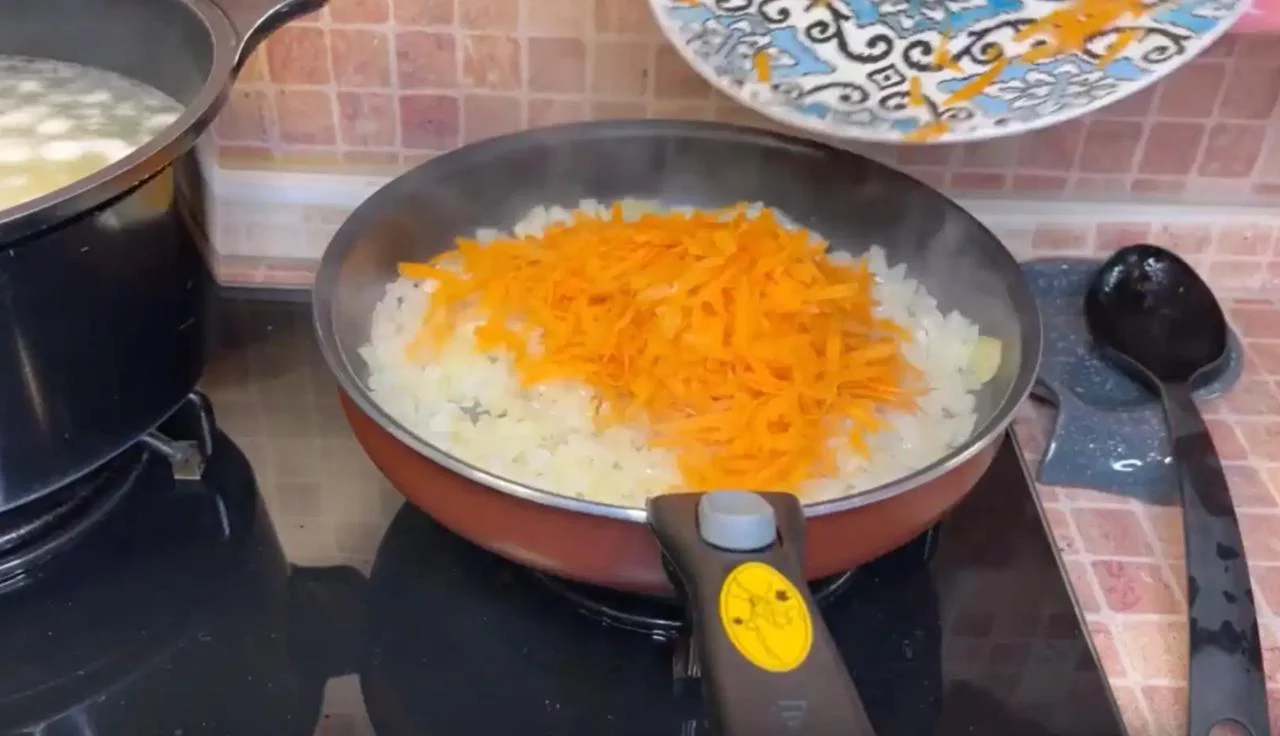 Обжарьте овощи на сковороде