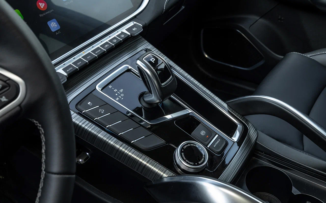 За управление трансмиссией в Belgee X70 отвечает удобный джойстик. Центральная консоль классическая и в целом удобная. Жаль, что полноценного места для смартфона на ней не нашлось