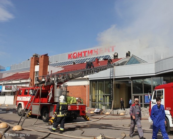В Петербурге из-за пожара эвакуировали посетителей крупного ТРК