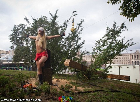 Femen спилили крест в центре Киева в поддержку Pussy Riot