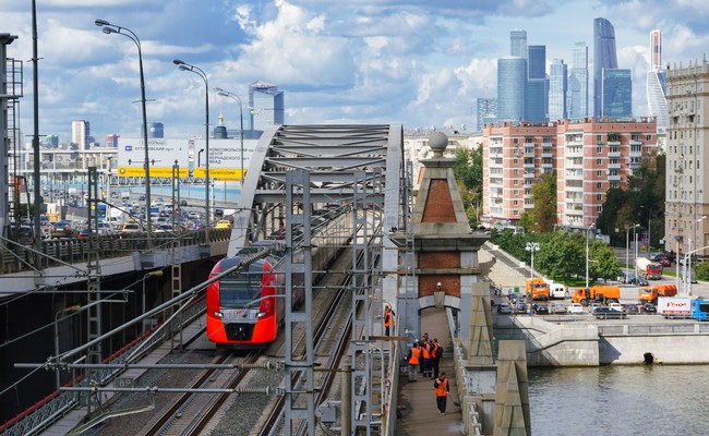 Пассажирский поезд едет по&nbsp;Московскому центральному кольцу