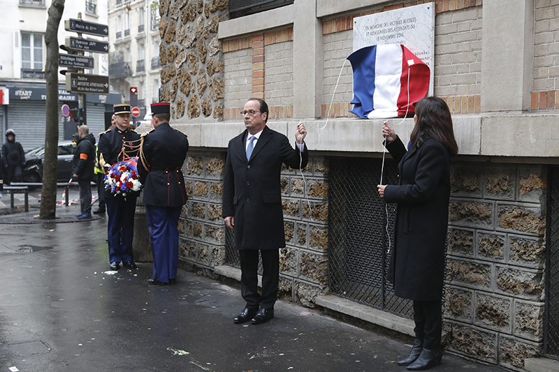 Президент Франции Франсуа Олланд и&nbsp;мэр Парижа Анн Идальго открывают мемориальную доску ​погибшим рядом&nbsp;с&nbsp;рестораном La Belle Equipe