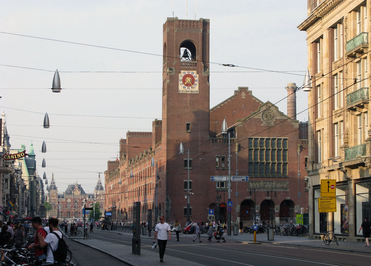 Амстердамская биржа несколько раз переезжала. Здание на фото называется Beurs van Berlage, здесь биржа Амстердама работала прежде. Сейчас здание переоборудовали в концертный зал, а торги проходят в другом месте