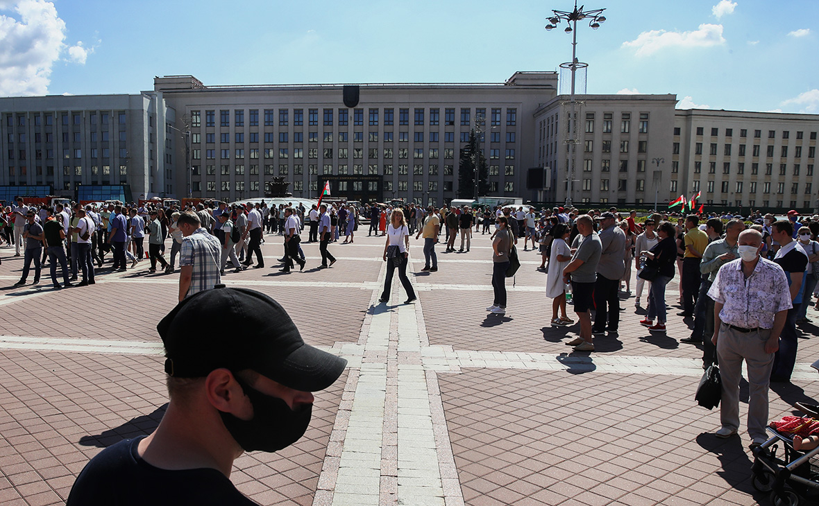 Участники митинга в поддержку переизбранного президента Белоруссии Александра Лукашенко на площади Независимости