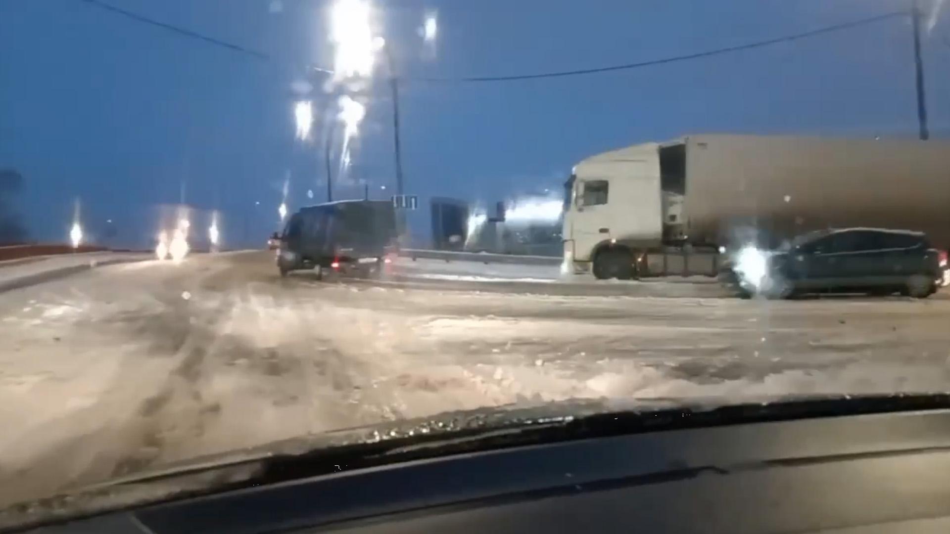 Шторм накрыл Сочи и Крым, Москву засыпало снегом. Главное