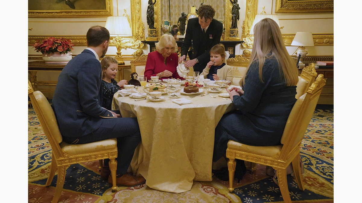 <p>Королева Камилла с семилетней Оливией Тейлор и членами ее семьи: четырехлетней сестрой Имоджин, отцом Мэттом и матерью Лизой</p>