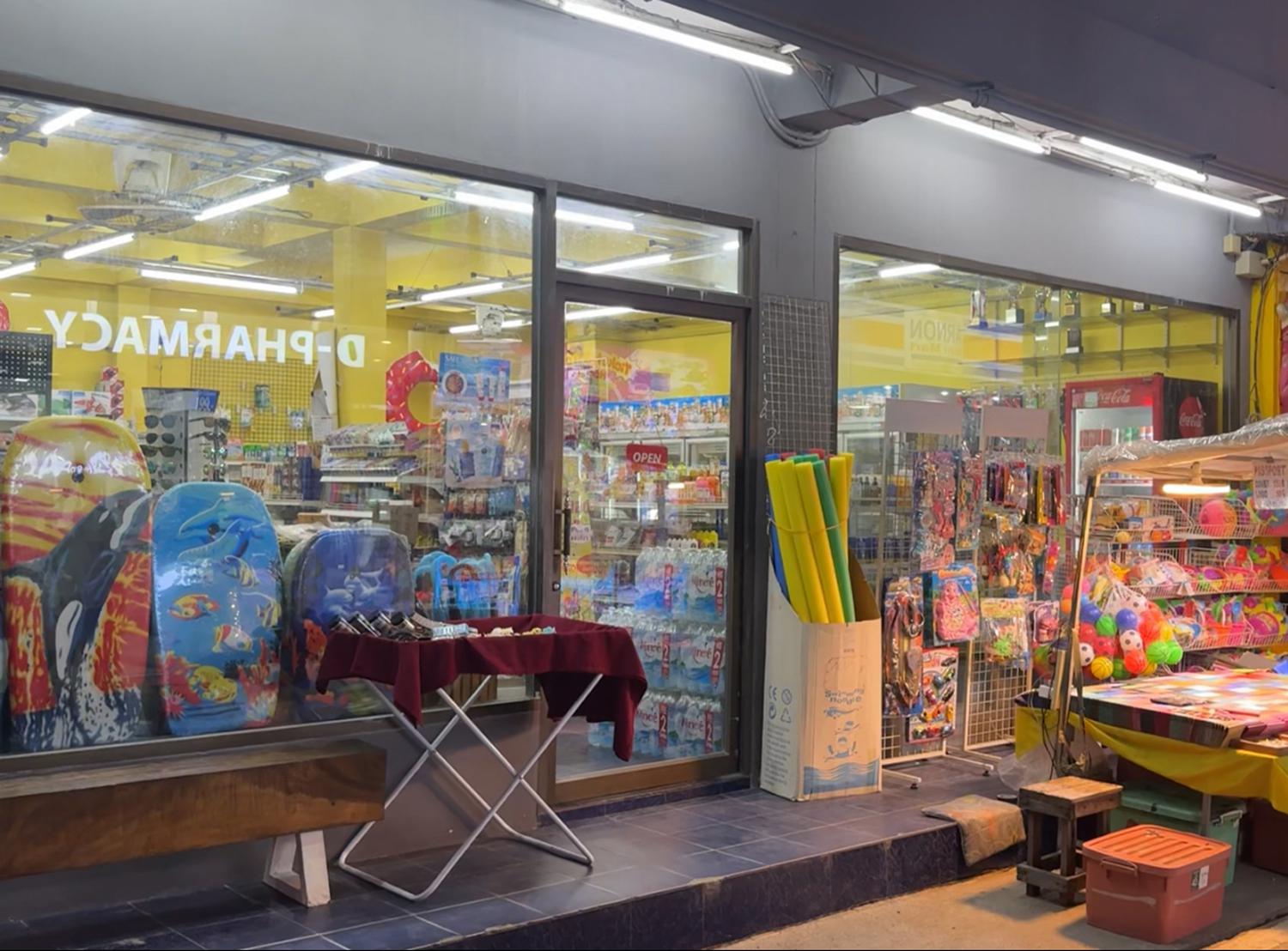 Магазин, где героини прятались от детей, стрелявших из водных пистолетов