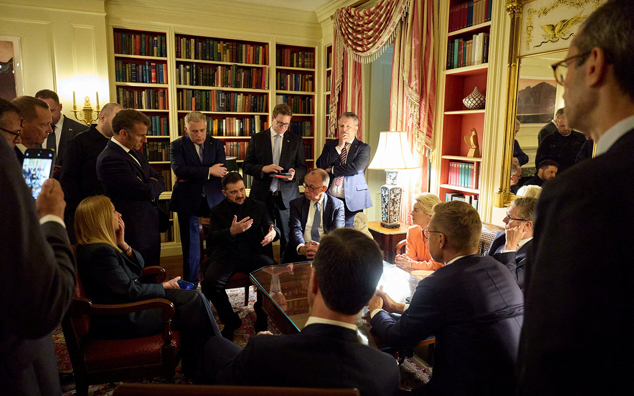 Также на переговоры в Белый дом приехали генсек&nbsp;НАТО, глава&nbsp;Еврокомиссии, президенты&nbsp;Франции и Финляндии, премьер-министры&nbsp;Великобритании и Италии и канцлер&nbsp;Германии