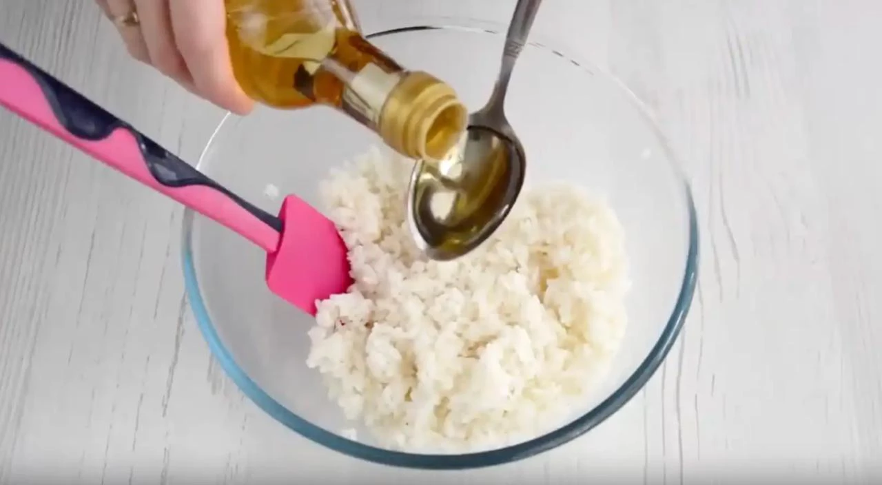 Смешайте рис с уксусом