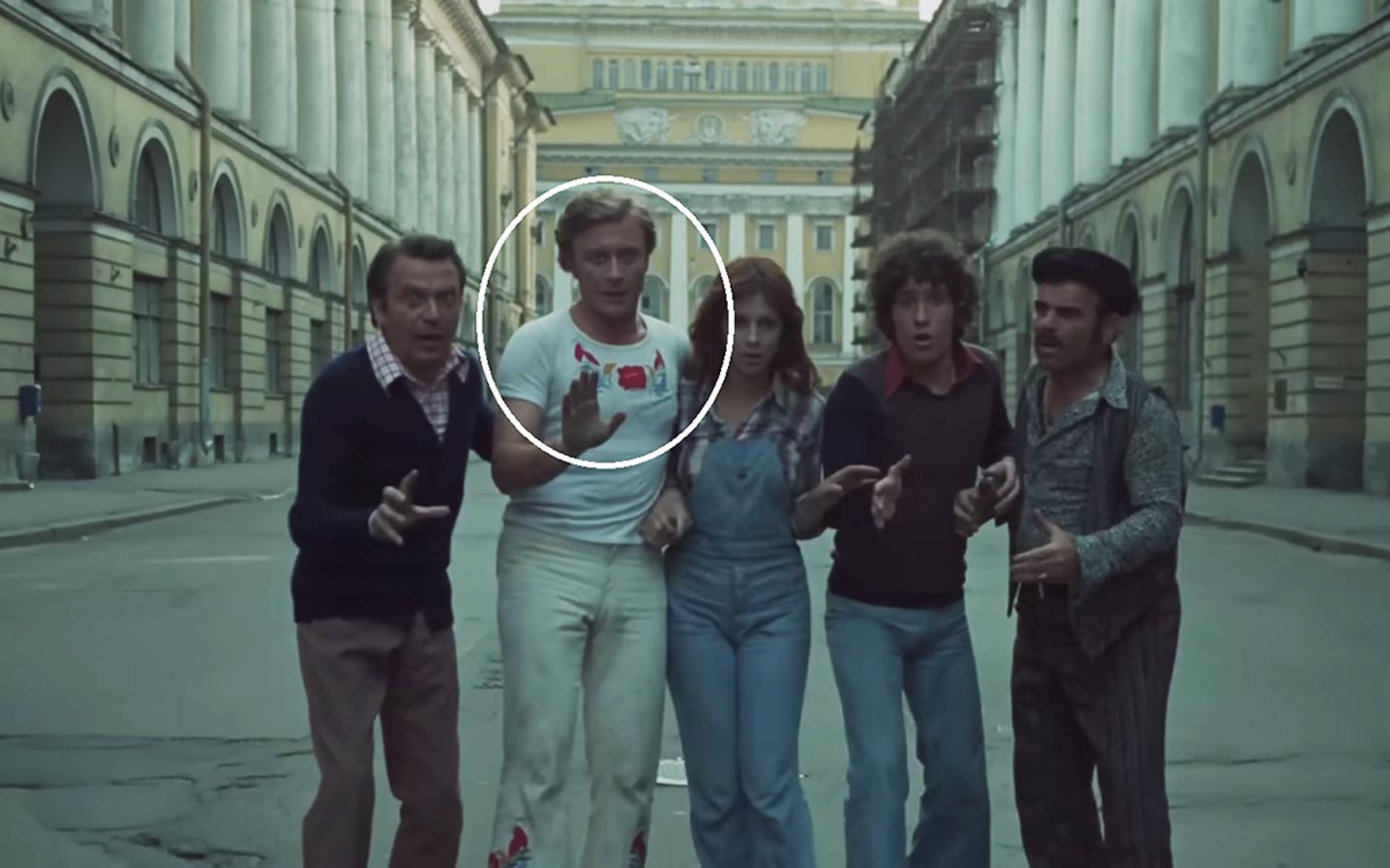 Посмотрите на одежду Миронова. Раньше вы точно не замечали этот киноляп