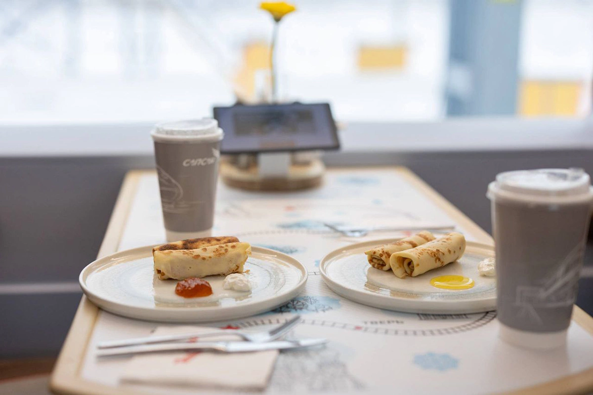 В российских поездах ввели праздничное меню в честь Масленицы