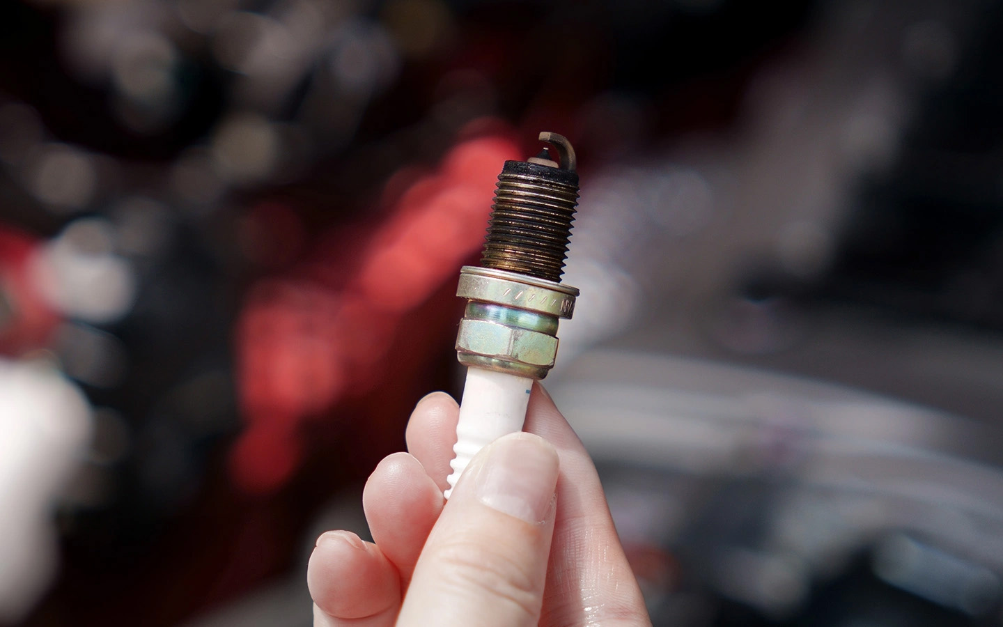 Изношенные или залитые свечи часто вызывают проблемы со стартом