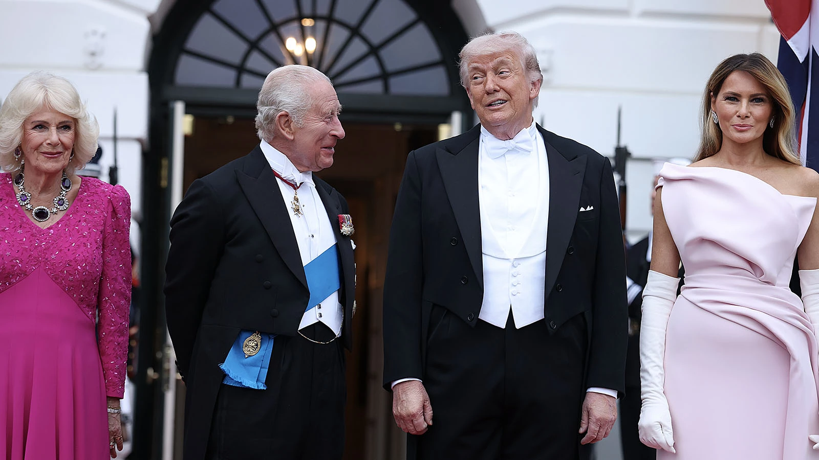 Дональд Трамп и Мелания Трамп приветствуют королеву Камиллу и короля Карла III в Белом доме на государственном ужине, 28 апреля 2026 года