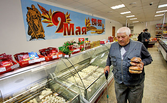 Покупатель в продуктовом магазине «Ветеран» во Владивостоке. Архивное фото