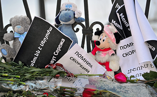 Цветы у посольства Армении в Москве, принесенные жителями города в связи с трагедией в Гюмри, январь 2015 года