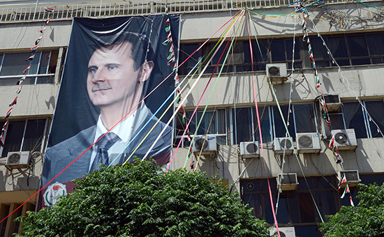 Плакат с портретом президента Сирии Башара Асада на доме в Дамаске