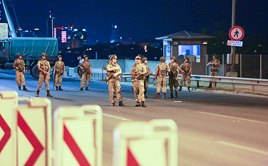 Турецкие военные на Босфорском мосту


