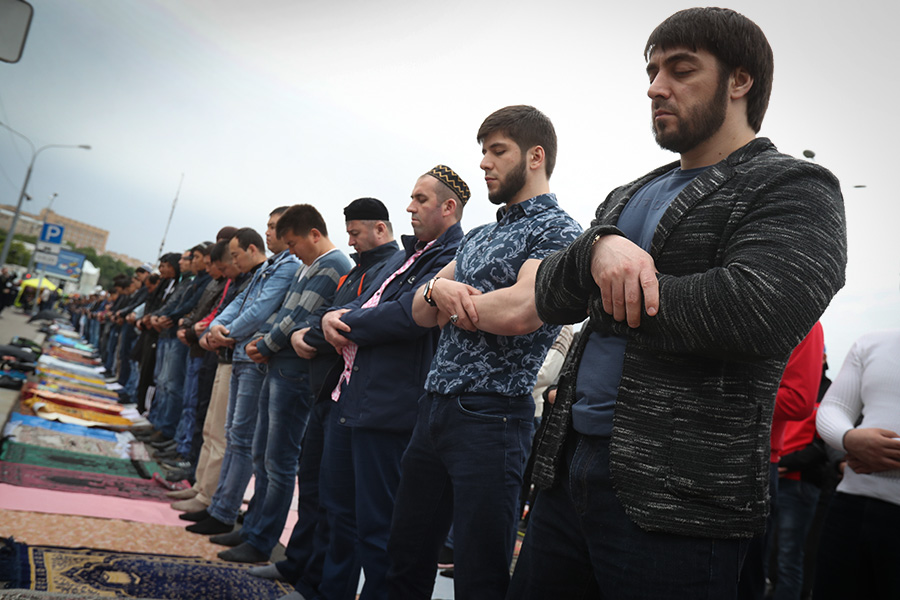 Мусульмане пришли в мечети Москвы, чтобы совершить торжественный намаз
