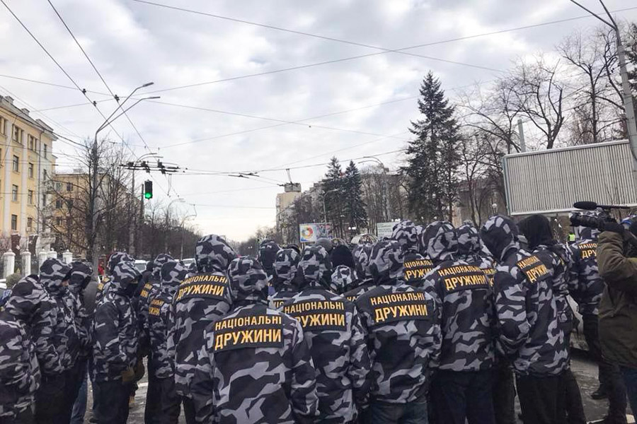Украинская полиция не пропускает активистов к территории посольства. Охрана посольства России в Киеве усилена.

