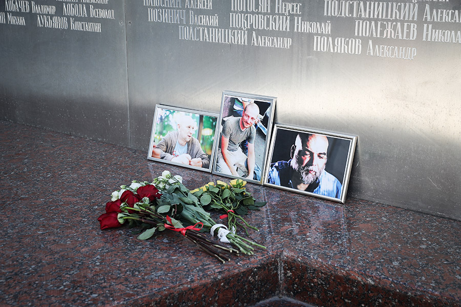 ​Цветы и фотографии погибших журналистов у стены памяти в доме журналистов