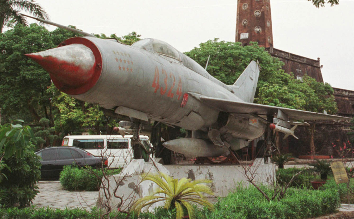 Памятник советскому самолету МиГ-21 в Ханое