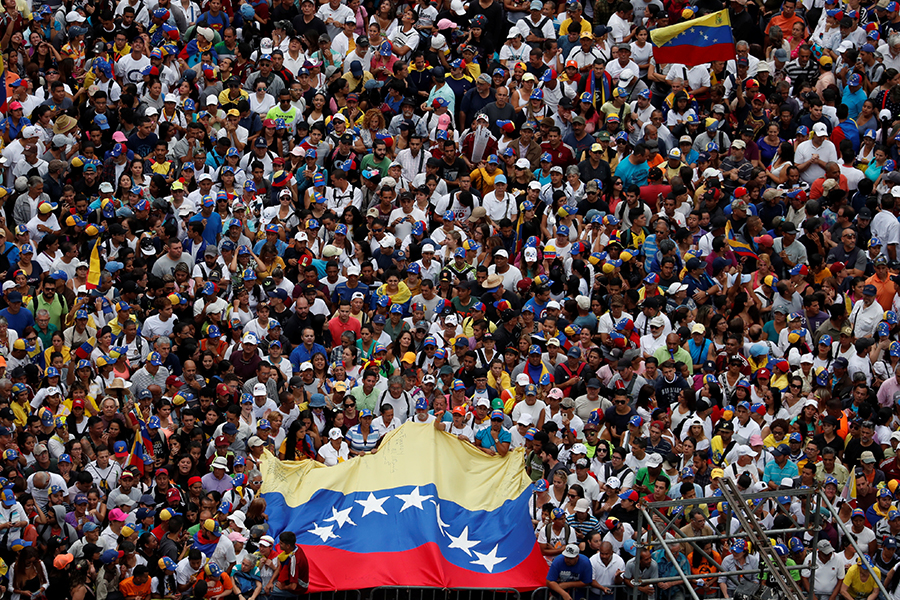 Антиправительственные акции проходят в нескольких штатах Венесуэлы. По последним данным, во время столкновений с полицией и Нацгвардией погибли шесть человек, десятки пострадали