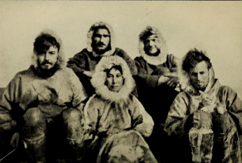 Ада Блэкджек (в центре) с командой канадских полярников