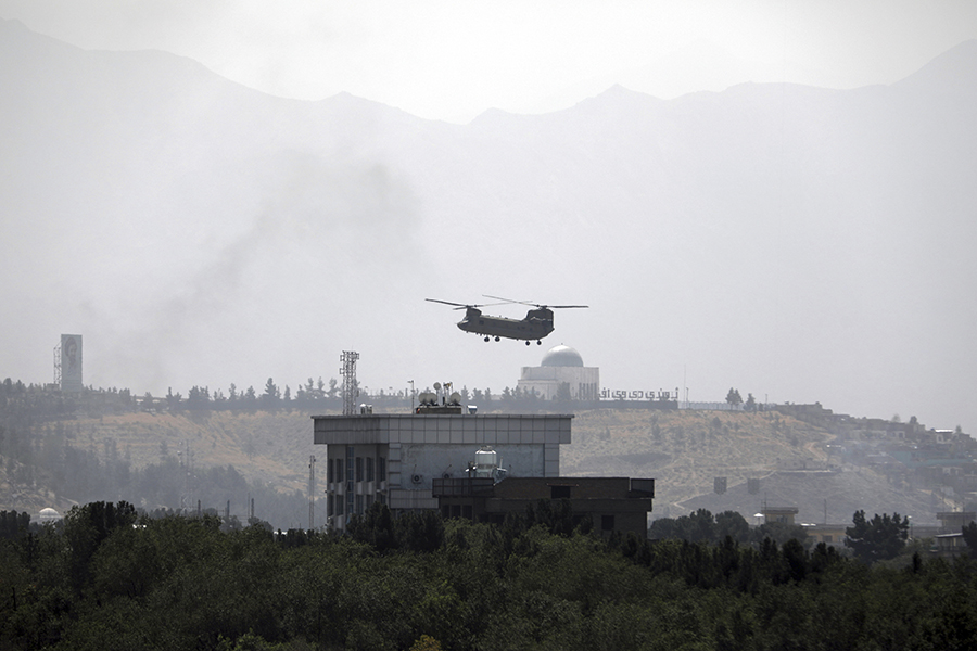 Вертолет США Chinook пролетает возле посольства США в Кабуле