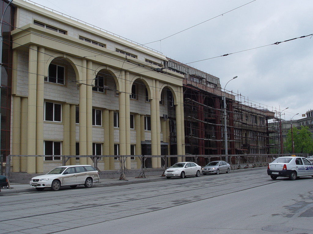 Здание на Серебренниковской, 37а в мае 2007 года
